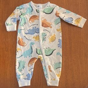 🍊5/$25 NWOT H&M Kids One Piece with Dinosaur Print size 4-6m